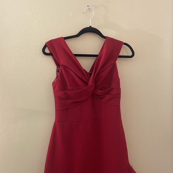 Shoshanna
Wells Gown - Picture 4 of 9